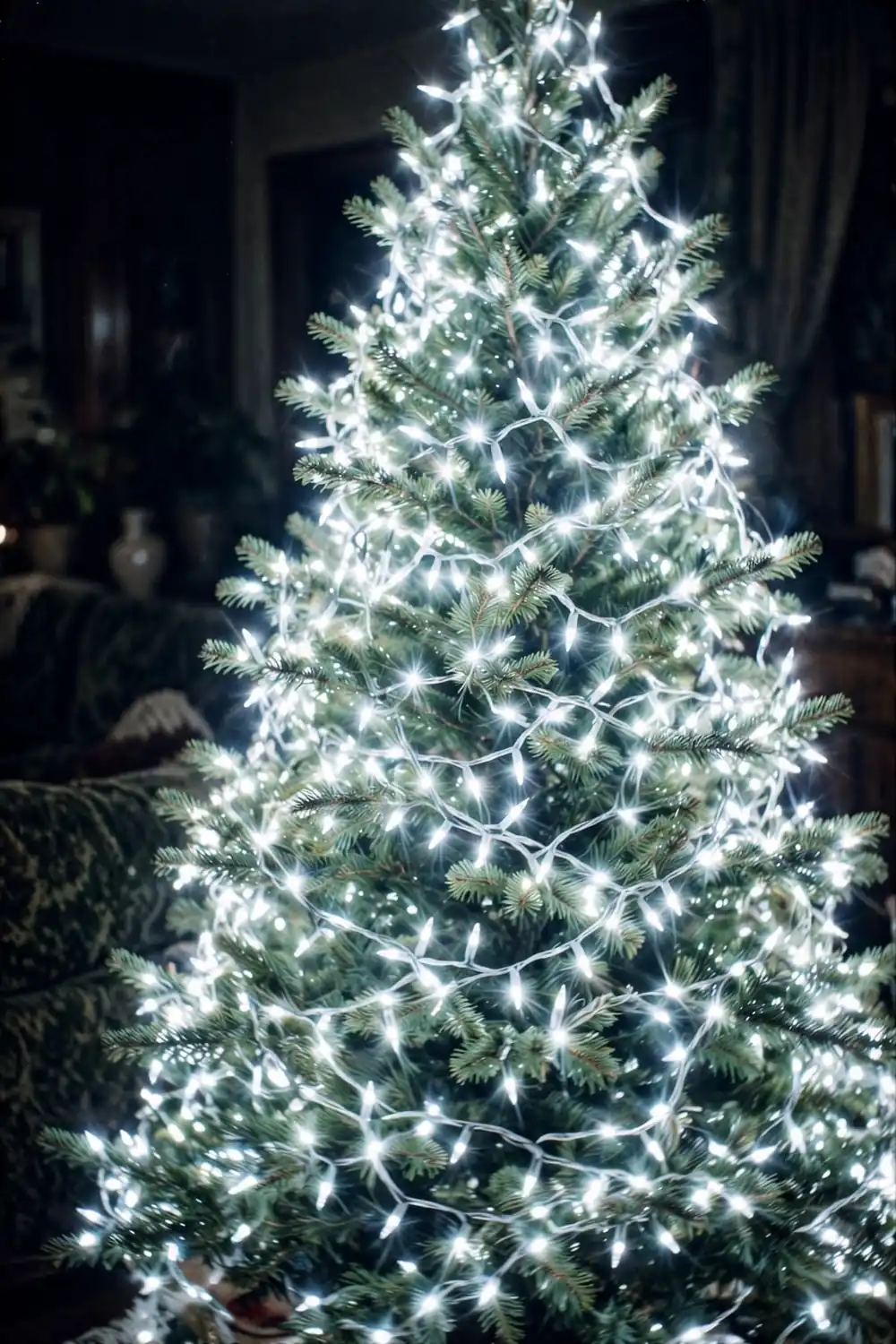 Retro photo inspired Christmas decor: Christmas tree wrapped in bright direct-flash style string lights
